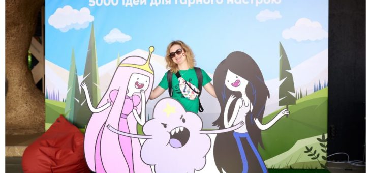 Большая фотозона Miniso Ukraine с ростовыми фигурами